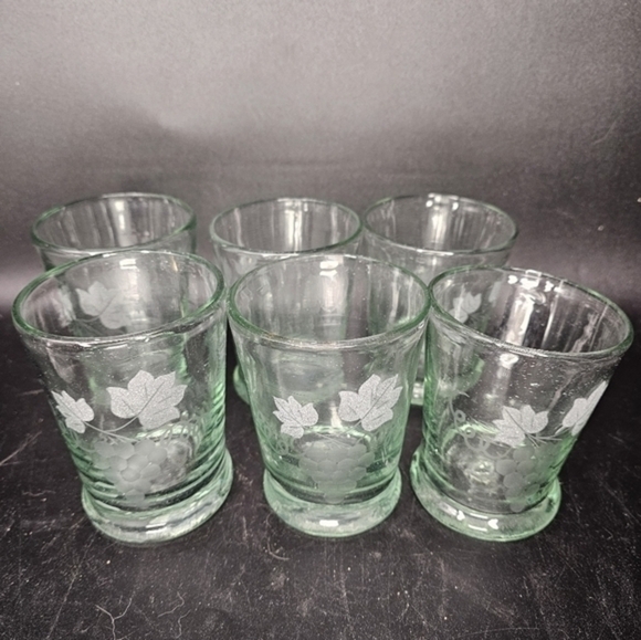 Vintage handblown wine glasses with a grape‎ design - Picture 4 of 7